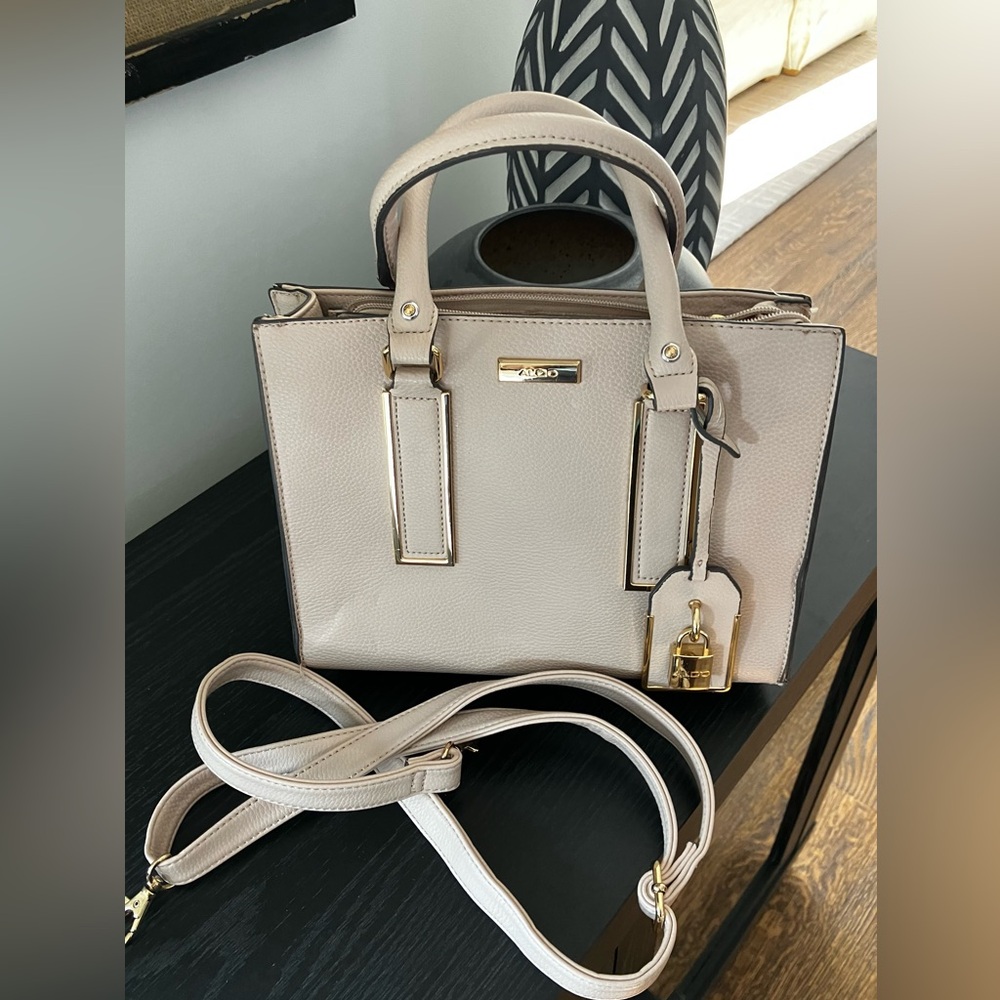 ALD0 purse - Creamy-White color- detachable shoulder strap.  Like new condition!